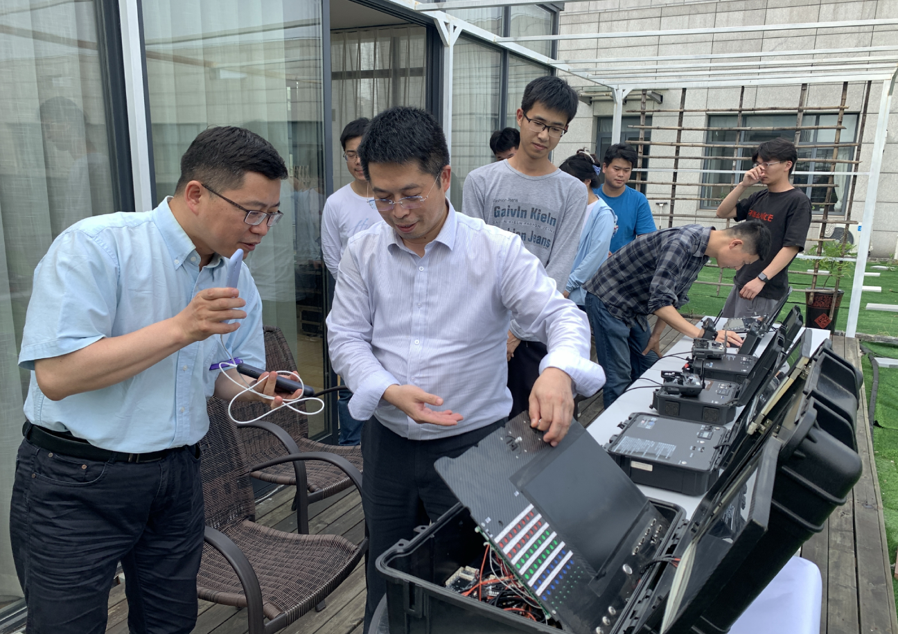 公司領導向記者介紹第一代網(wǎng)聯(lián)控制器